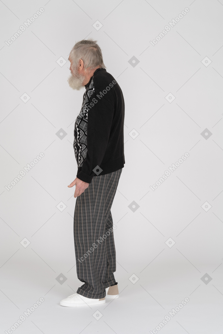 Vista de perfil de un anciano mirando a un lado