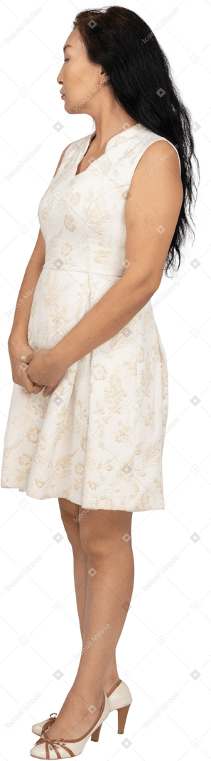 Mulher com roupas lindas em pé