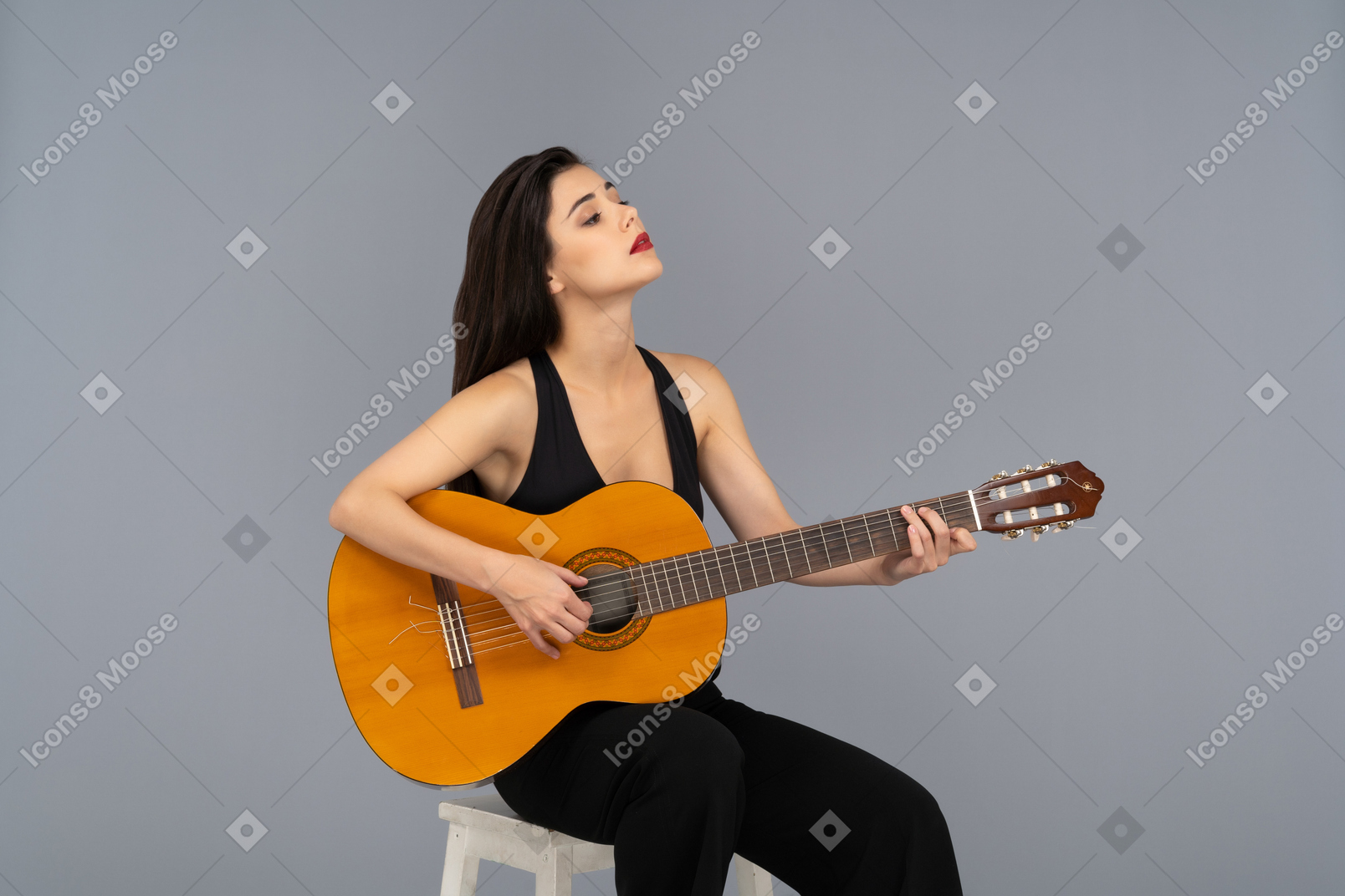 매력적인 젊은 여자 기타 연주