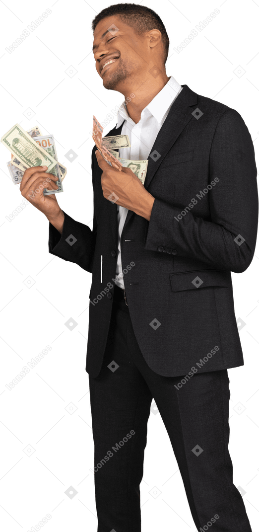 Vista de tres cuartos de un joven sonriente en traje negro sosteniendo billetes
