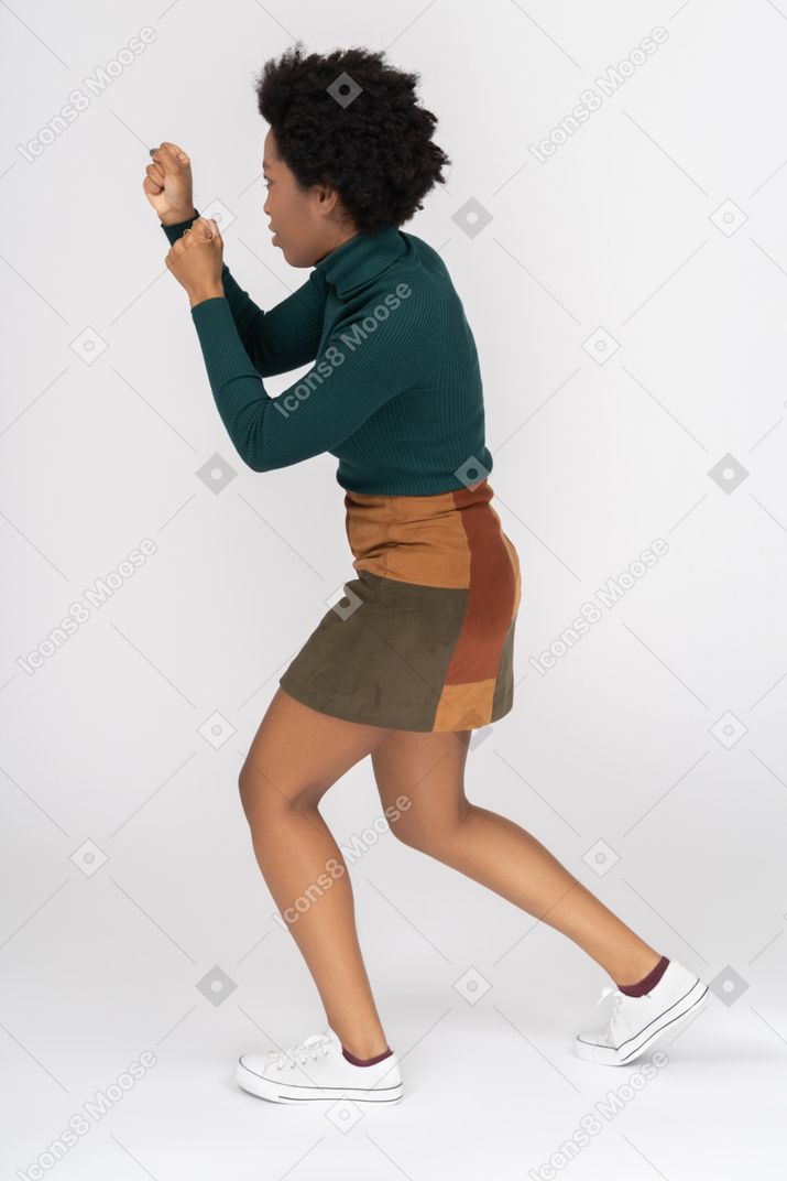 Уверенная афроамериканская девочка-подросток, практикующая боевые искусства