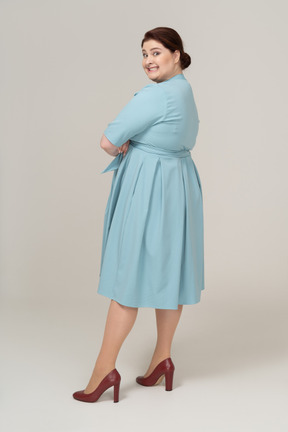 Vista posteriore di una donna in abito blu