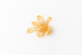 Mezzo mandarino pelato su uno sfondo bianco