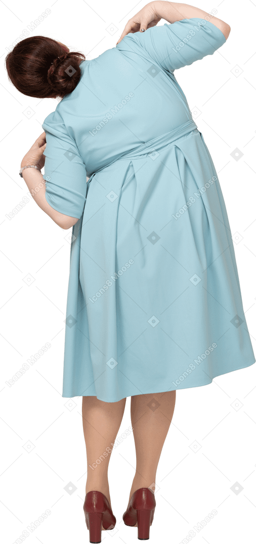 어깨에 손을 얹고 포즈를 취하는 파란 드레스를 입은 여성의 뒷모습