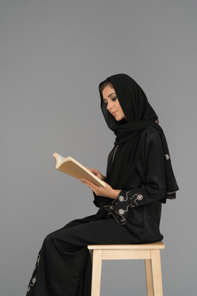 Junge arabische frau binge-reading