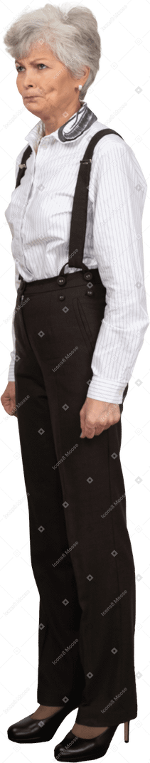 Vista di tre quarti di una vecchia donna scontenta vestita con abiti da ufficio