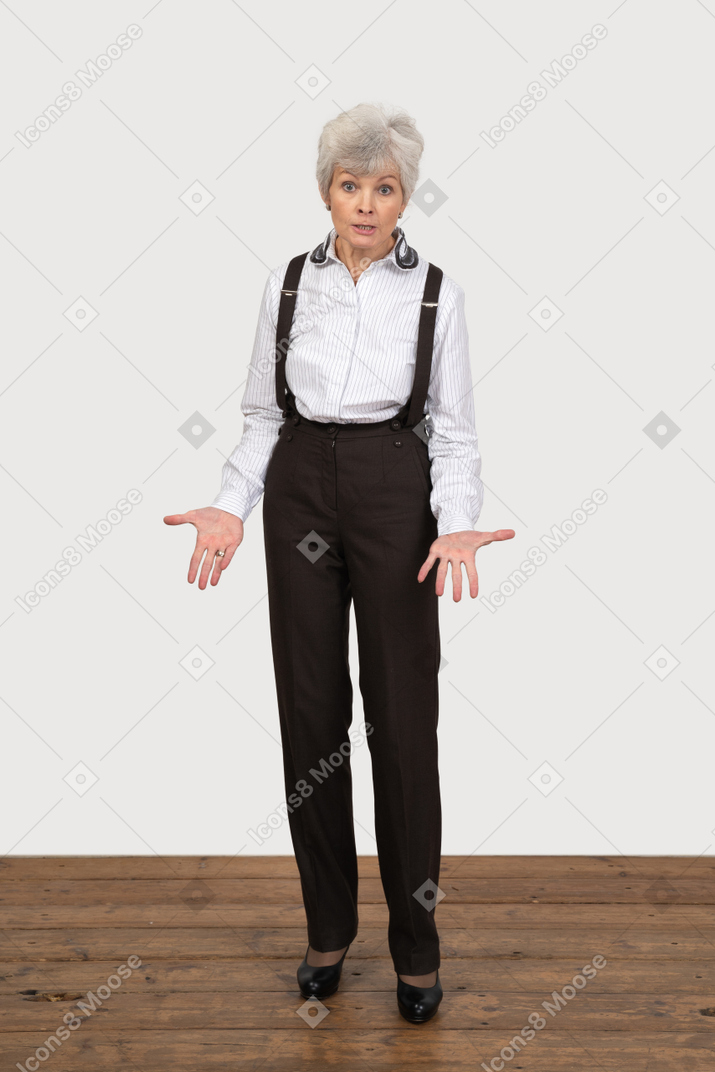 Vista frontale di una vecchia signora gesticolante interrogante in abiti da ufficio