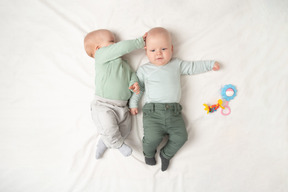 Bébés jumeaux couchés sur le dos l'un à côté de l'autre