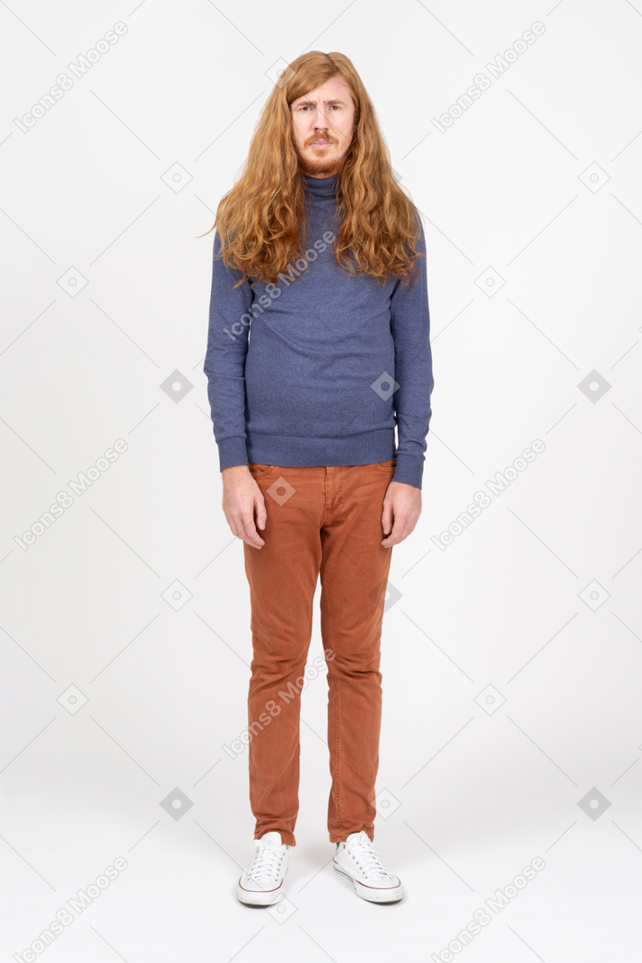 Vista frontal de un joven con ropa informal mirando a la cámara