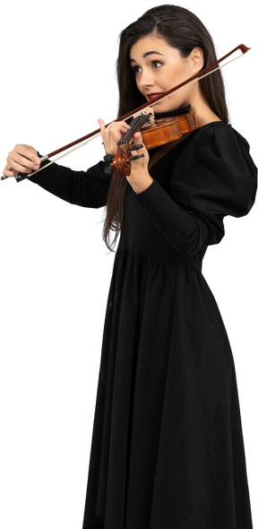 一位年轻的女士，穿着黑色小提琴的特写镜头