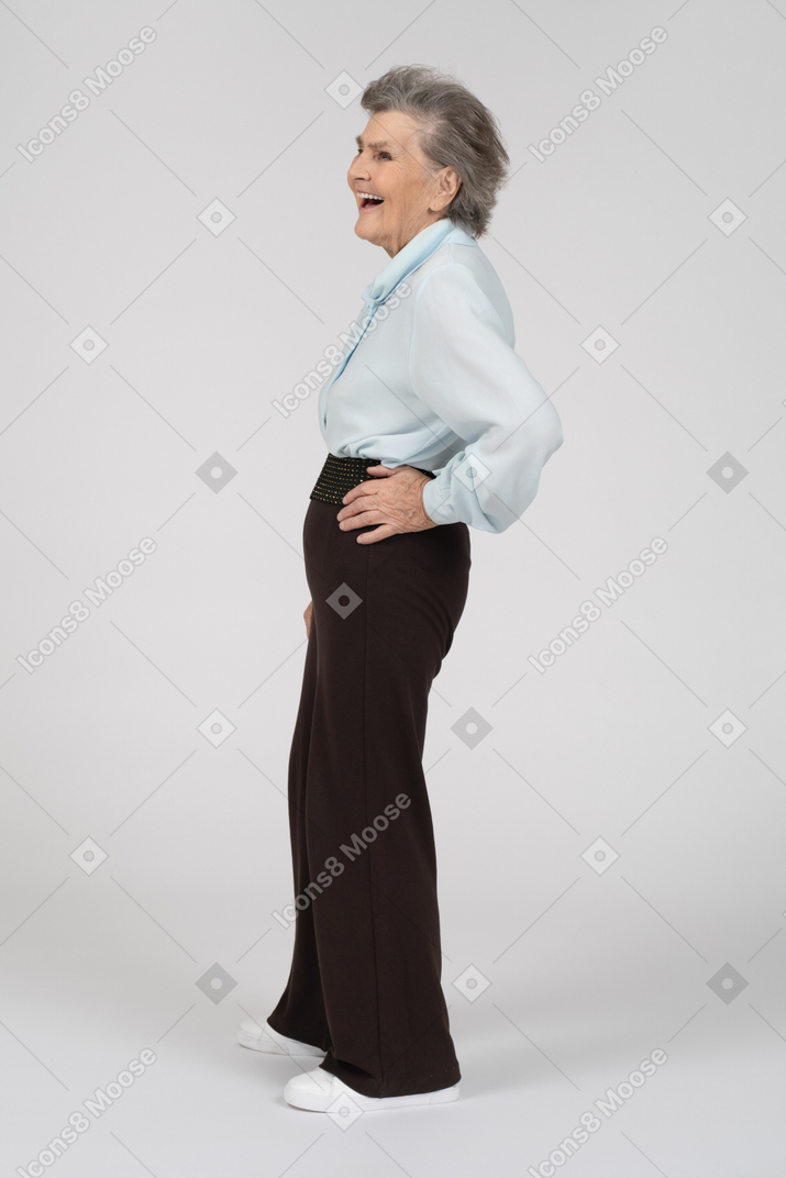 Vista laterale di una donna anziana sorridente