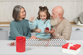 Grands-parents et petite-fille se préparent pour noël