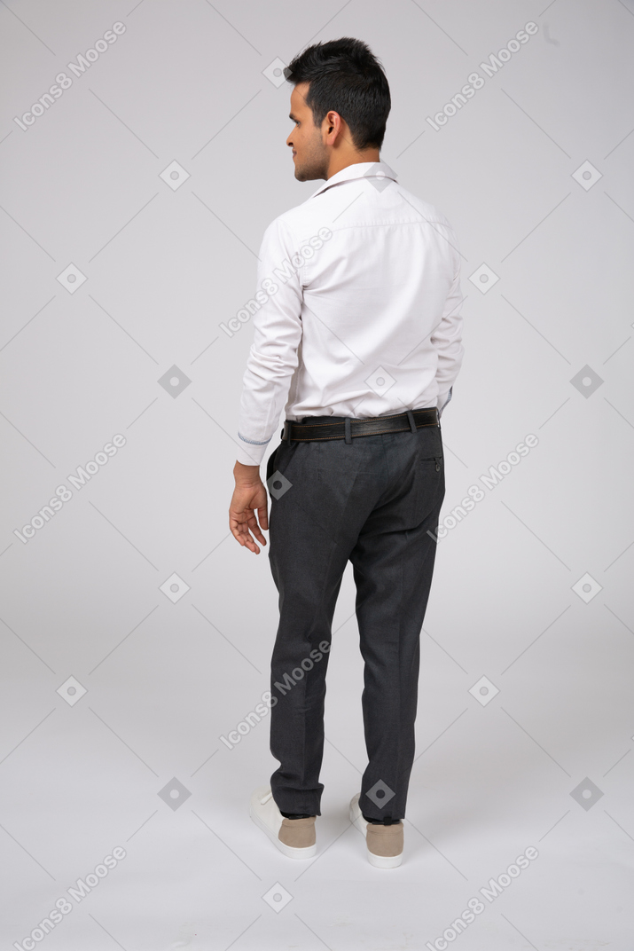 Homem de camisa branca em pé
