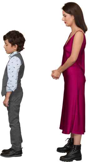 Молодая женщина в красном платье и мальчик, стоящий на месте
