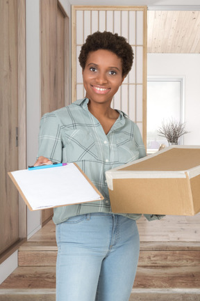 Mujer sosteniendo caja