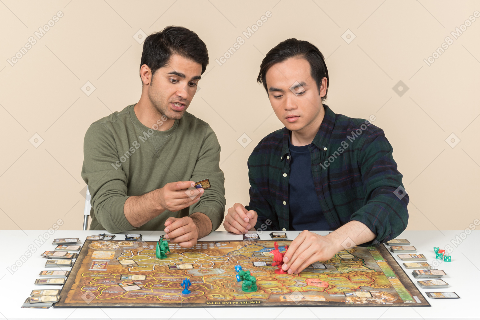 Dois jovens amigos interraciais sentado à mesa e jogar o jogo de tabuleiro