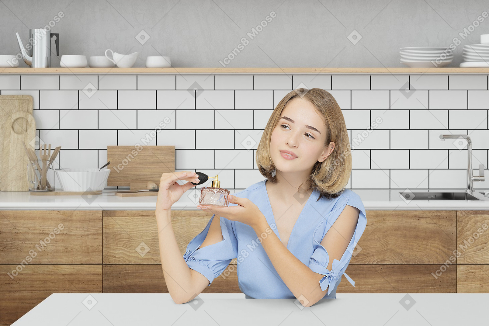 Mujer joven sentada en la cocina y sosteniendo una botella de perfume