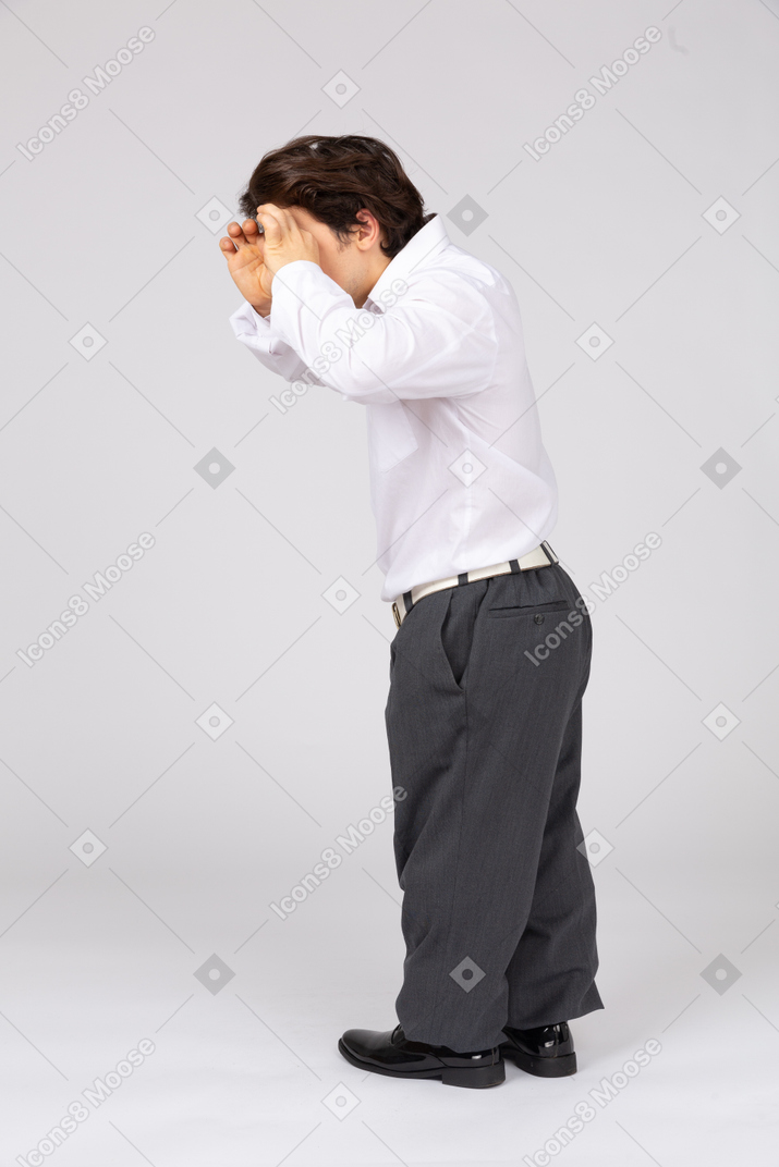 Homem mostrando gesto binocular