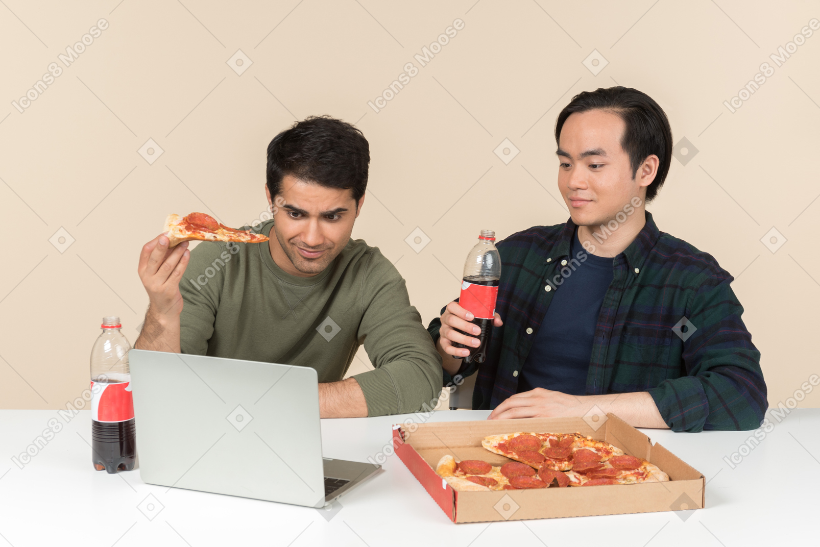 不同肤色的朋友吃垃圾食品和看电影在笔记本电脑上