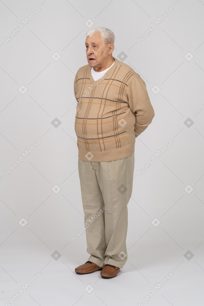 Вид спереди на старика в повседневной одежде