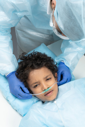 Ragazzo con cannula nasale che guarda la telecamera