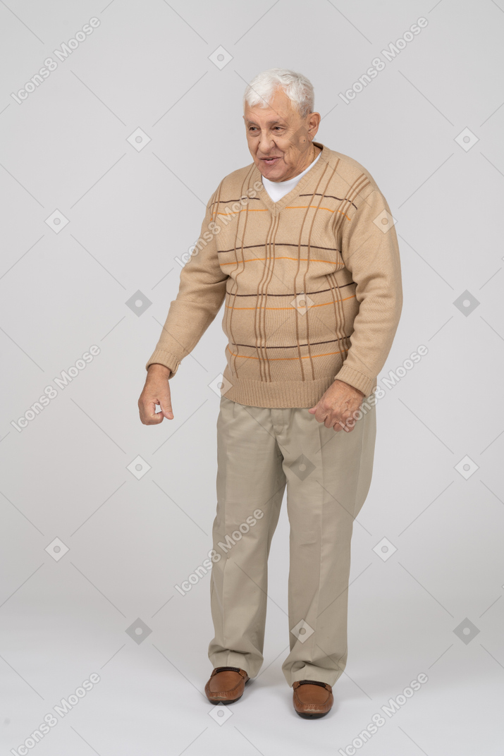 一个穿着便服的快乐老人的正面图