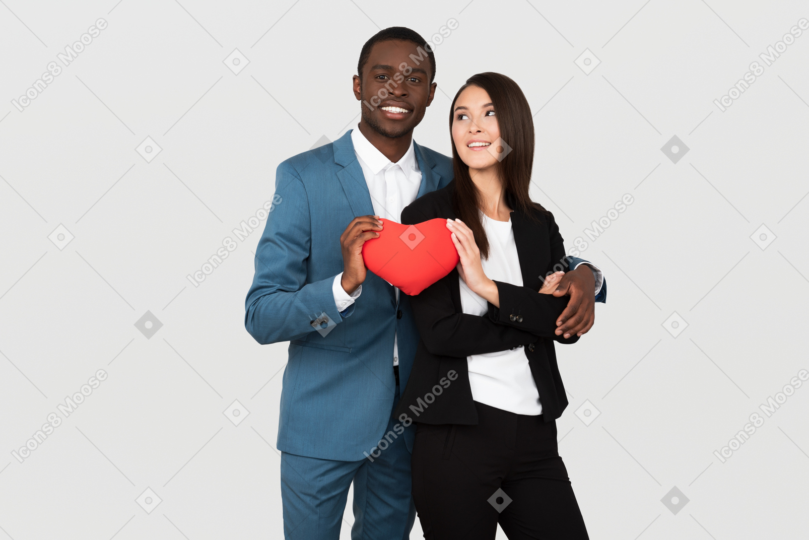 Красивая межрасовая пара держит игрушечное сердце вместе