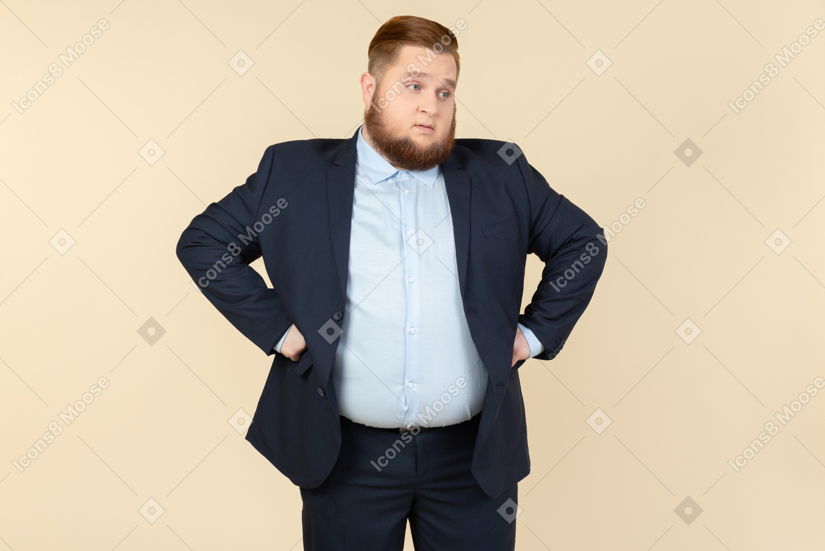 Junger übergewichtiger mann mit händen auf beiden seiten stehen und gerne etwas nicht verstehen