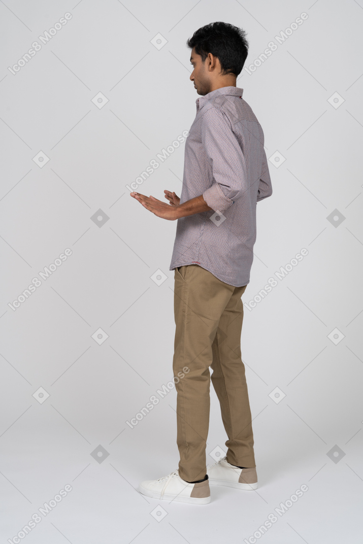 休闲服装站的男人