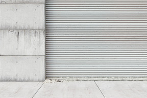 Muro di cemento con una porta del garage