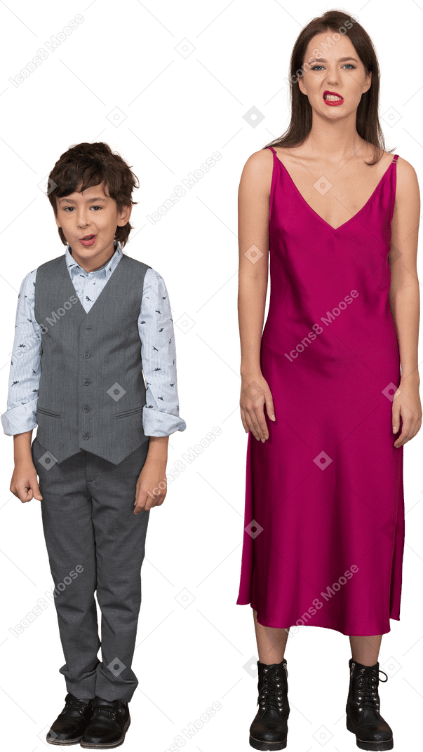 Вид спереди улыбающегося мальчика и женщины в красном платье