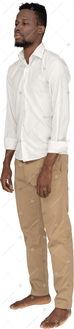 Hombre con camisa blanca de pie