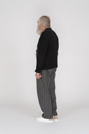 Seitenansicht eines alten mannes im schwarzen pullover