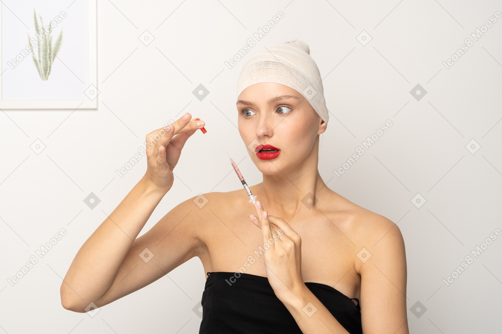 Mujer joven quitando la tapa de la jeringa y mirando asustada
