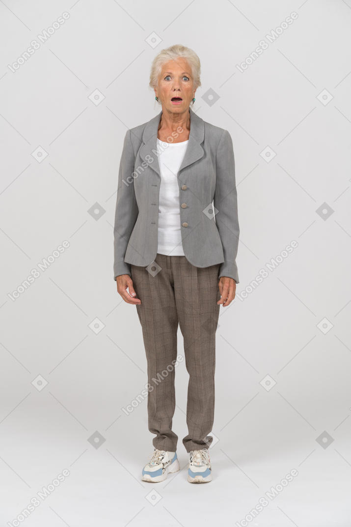 一位穿着西装的老妇人印象深刻的前视图