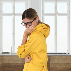 Mujer sonriente en impermeable amarillo