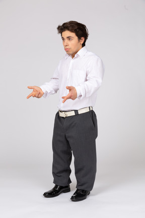 Вид в три четверти на мужчину в формальной одежде, спорящего и жестикулирующего
