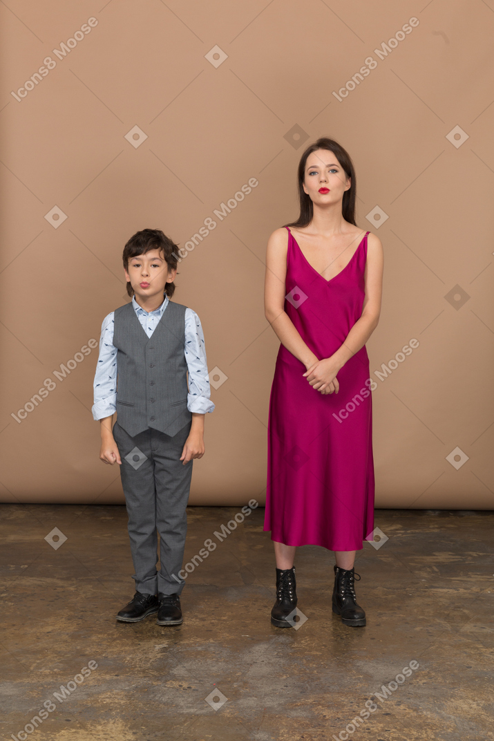 Молодая девушка и мальчик стоят вместе