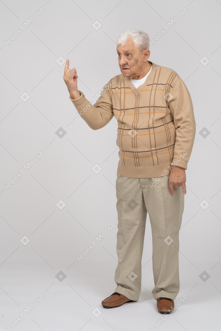 一位穿着休闲服的老人的正面图，展示着摇滚的姿态