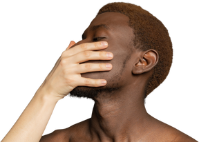Белая рука касается лица молодого чернокожего человека