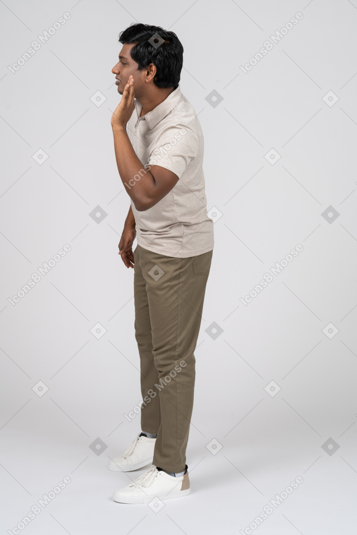 Mann in freizeitkleidung stehend