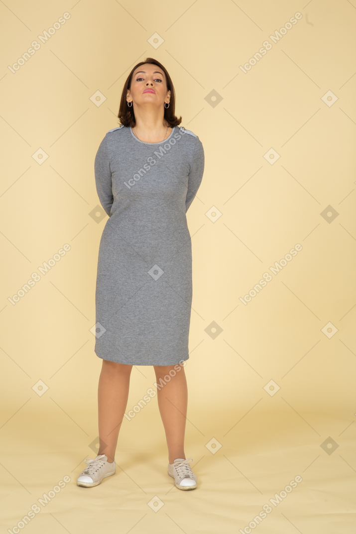 一个穿着灰色裙子的女人的前视图