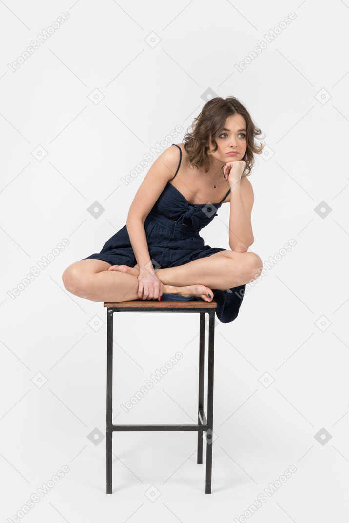 Mulher atenta sentada em posição de lótus