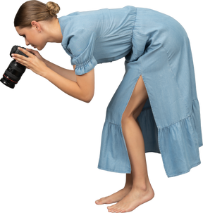 Vue latérale d'une jeune femme en robe bleue prise de vue