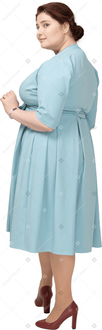 Vue arrière d'une femme en robe bleue