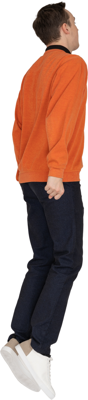 オレンジ色のスウェットシャツジャンプの若い男