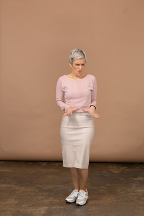 Vista frontal de una mujer emocional en ropa casual mostrando gesto de parada