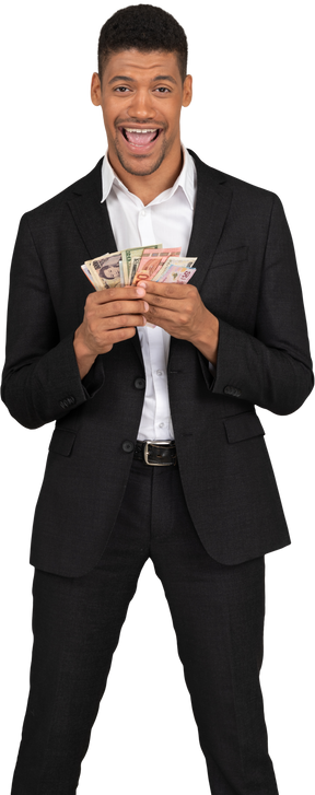 Вид в три четверти молодого человека в черном костюме с банкнотами