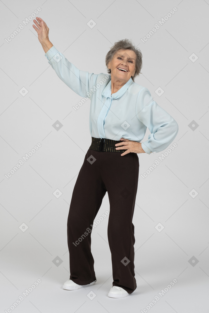 Anciana saludando