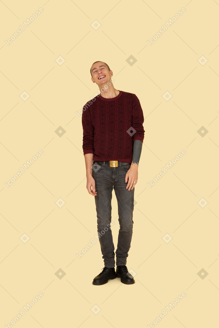Vue de face d'un jeune homme en riant dans des vêtements décontractés